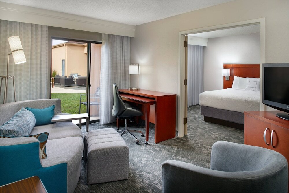 Фото Courtyard by Marriott Fayetteville