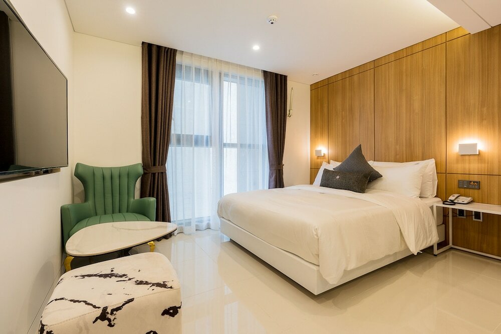 Фото The May Hotel