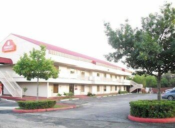 Фото Homegate Studios & Suites San Antonio Fiesta Park