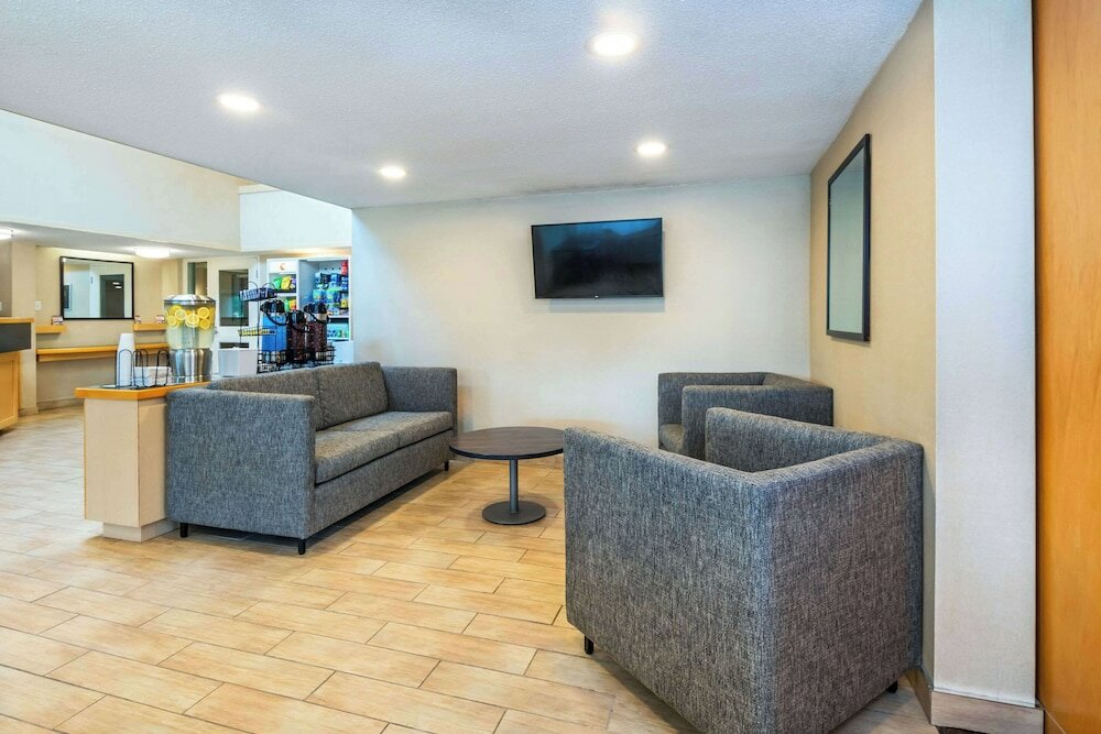 Фото Comfort Inn Hwy 401