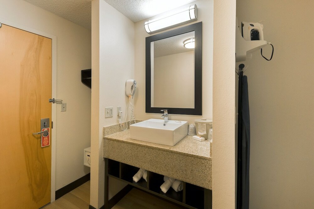 Фото Red Roof Inn Plus+ Long Island - Garden City