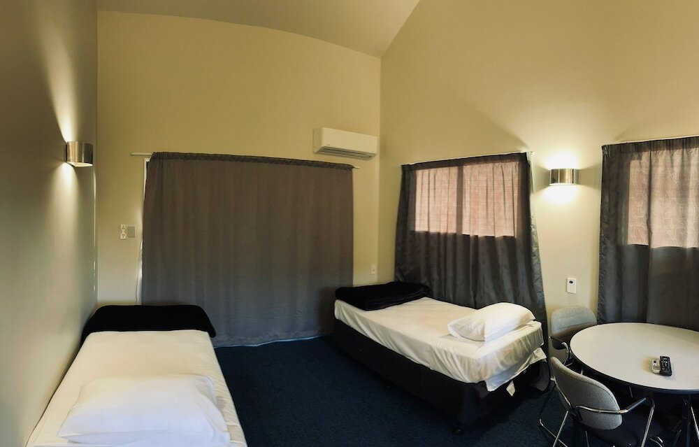 Фото Rayland Epsom Motel