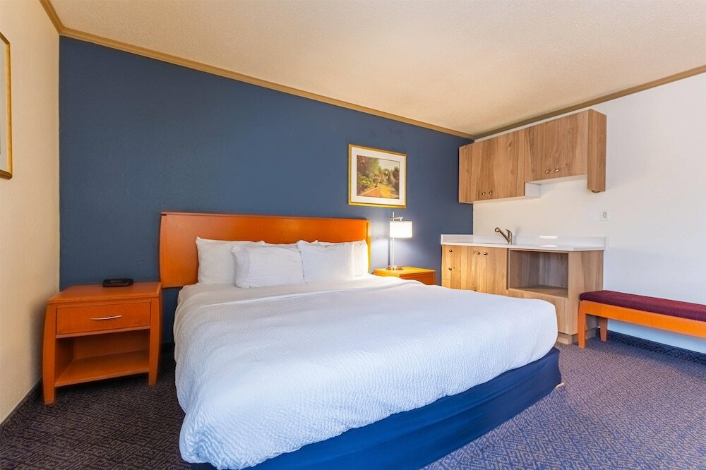Фото Days Inn by Wyndham Drayton Valley