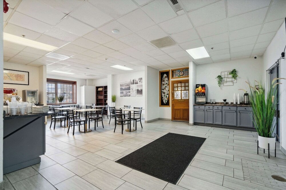 Фото Econo Lodge Inn & Suites