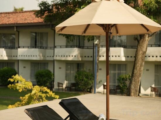 Фото Hibiscus Beach Hotel & Villas