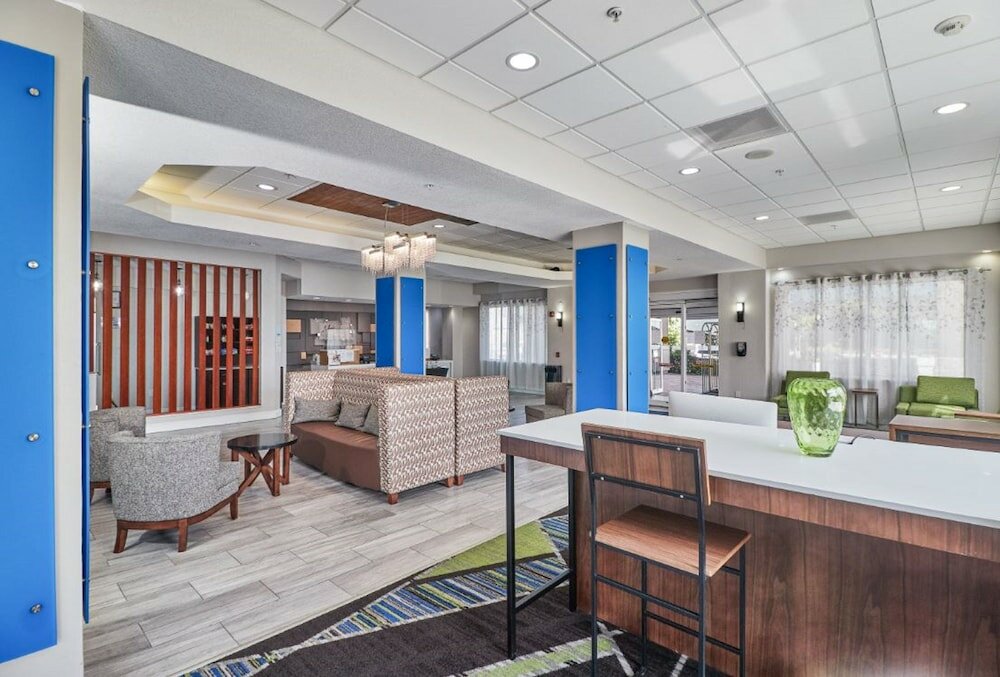 Фото Holiday Inn Express Hotel & Suites Clearwater/Us 19 N, an Ihg Hotel