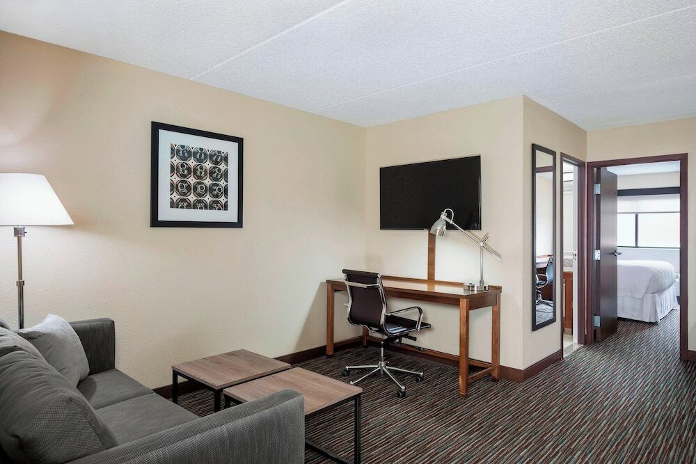 Фото Four Points by Sheraton Milwaukee Airport