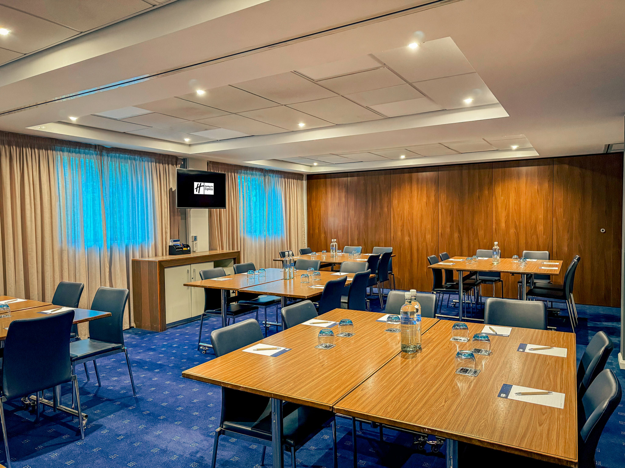 Фото Holiday Inn Express London - Stratford, an Ihg Hotel