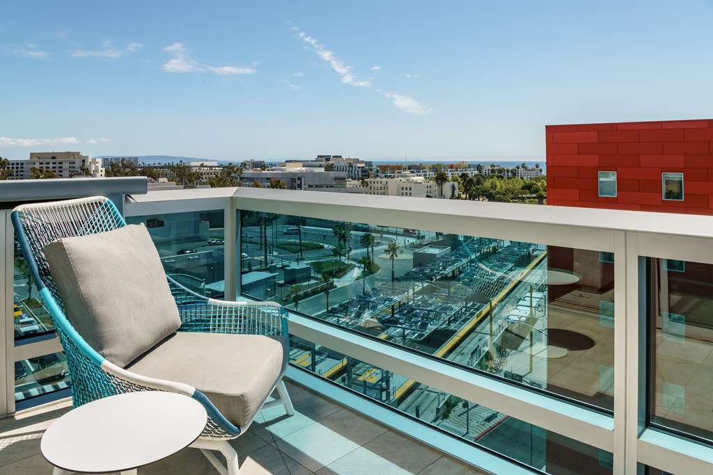 Фото Hampton Inn & Suites Santa Monica