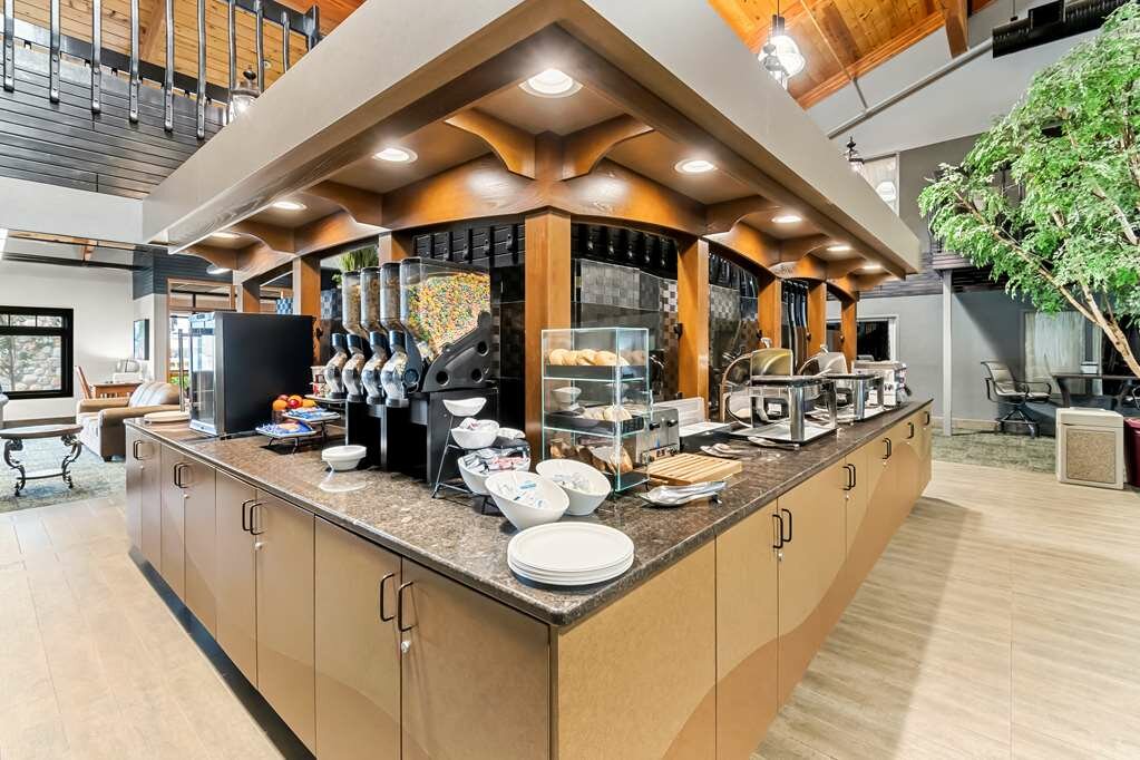 Фото Heartland Inn & Suites, SureStay Collection by Best Western