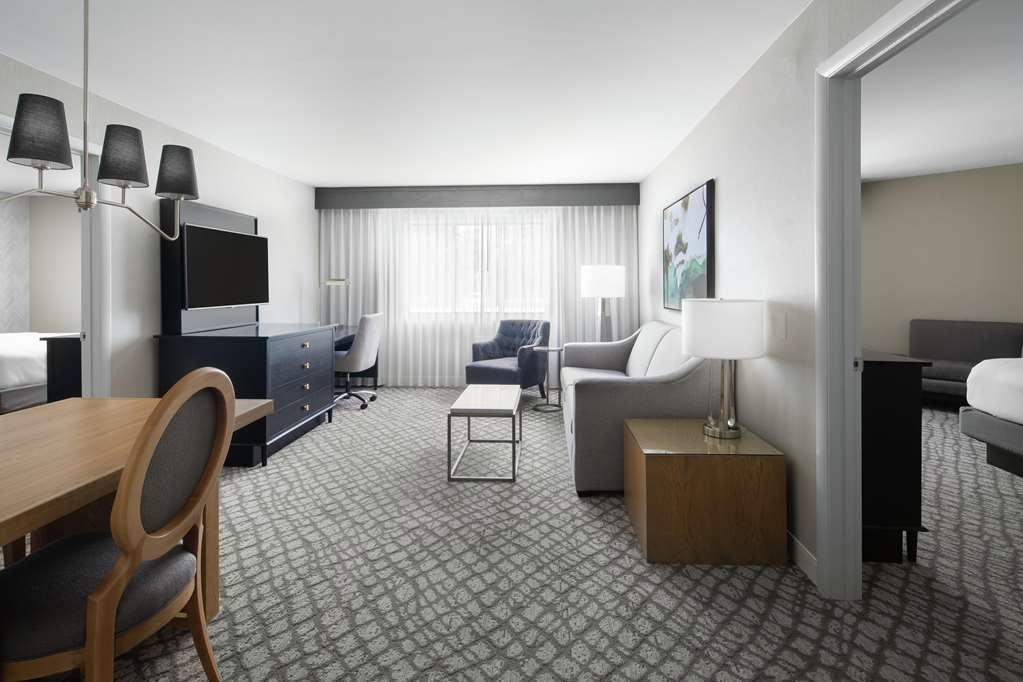 Фото DoubleTree Suites by Hilton Hotel Charlotte - SouthPark