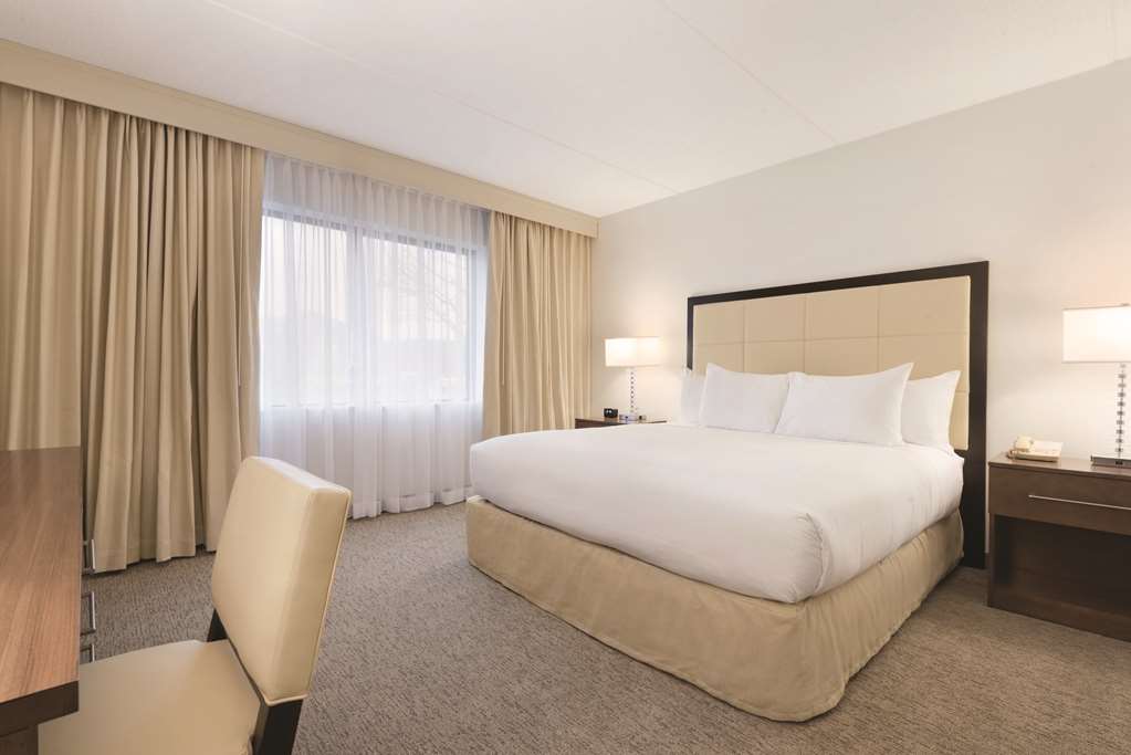 Фото Embassy Suites by Hilton Milwaukee Brookfield