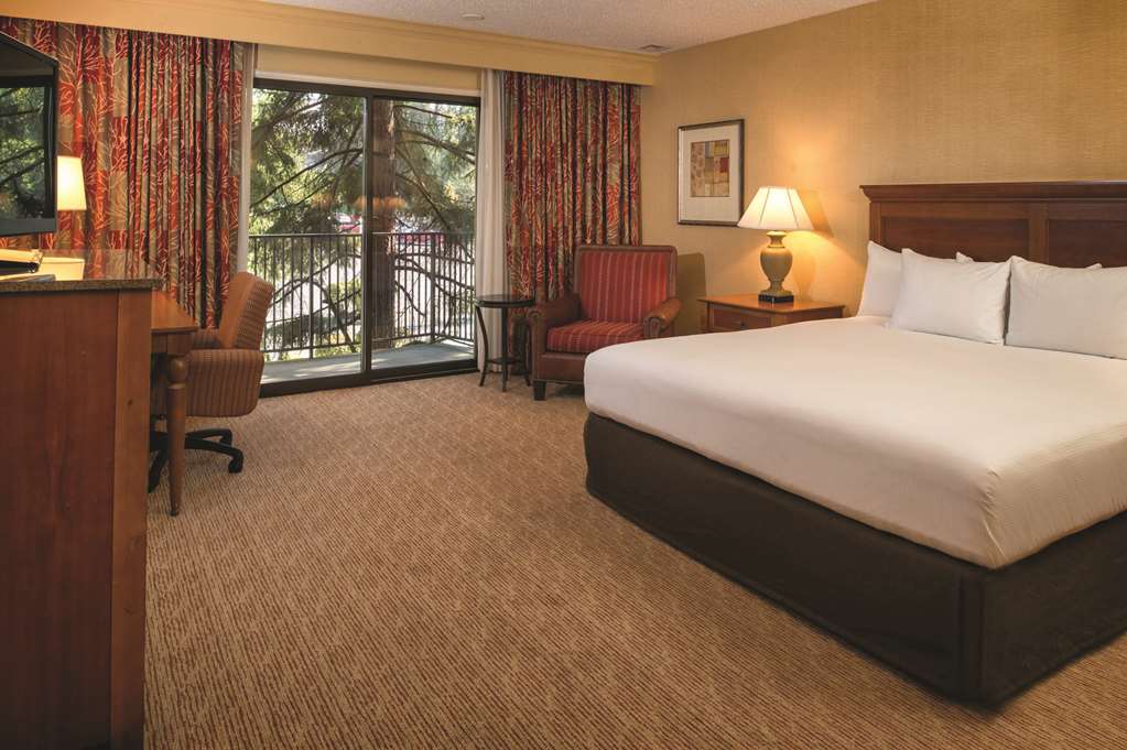 Фото Doubletree by Hilton Seattle Airport