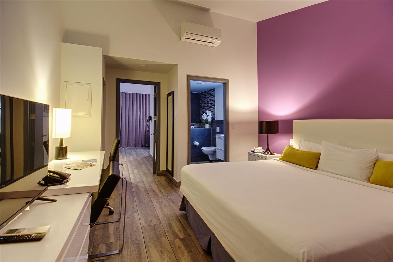 Фото Commodore Suites