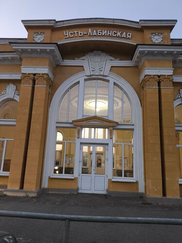 Көк көкірекшедегі қыз