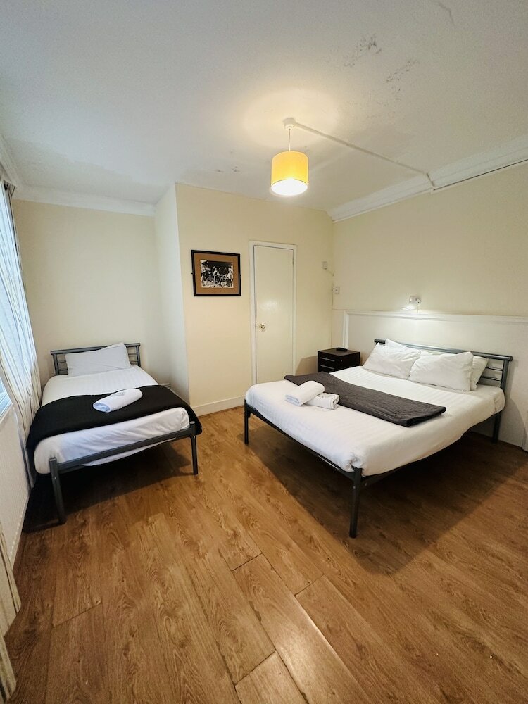 Фото Lonsdale Hotel