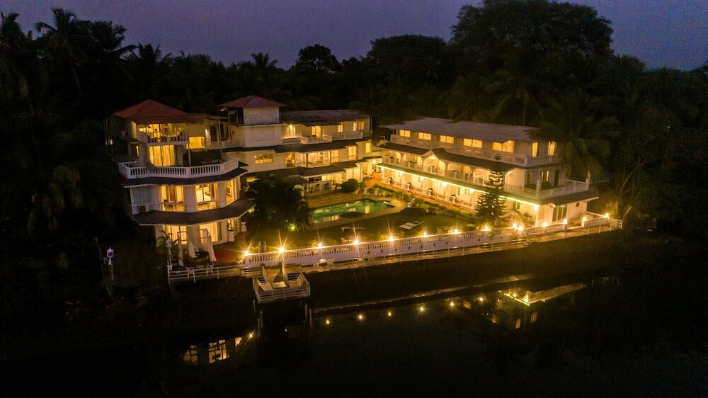 Фото Stone Wood River Front