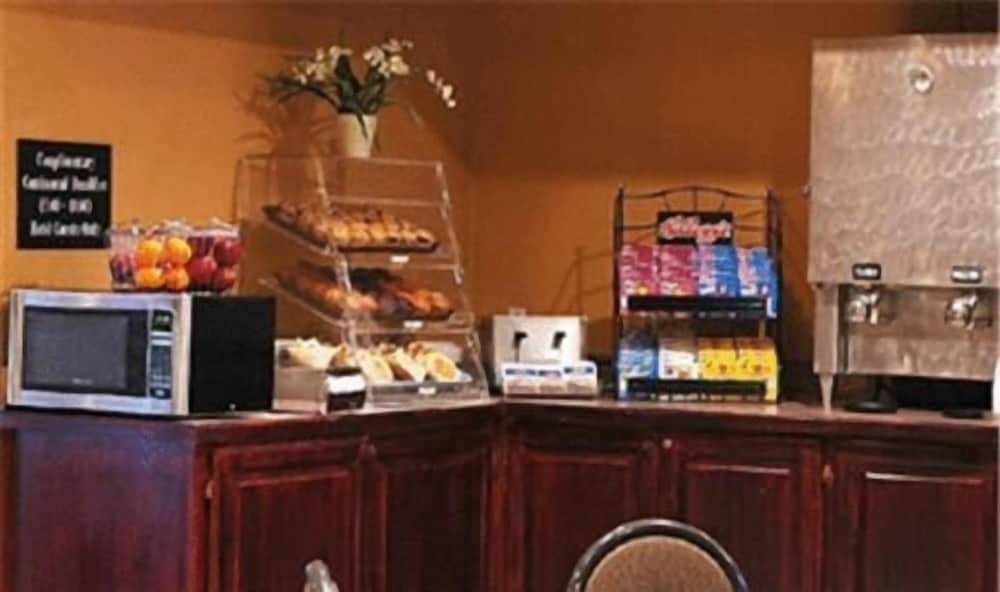 Фото Trade Winds Central Inn