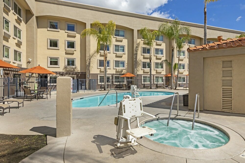 Фото Holiday Inn Express Colton-Riverside North, an Ihg Hotel