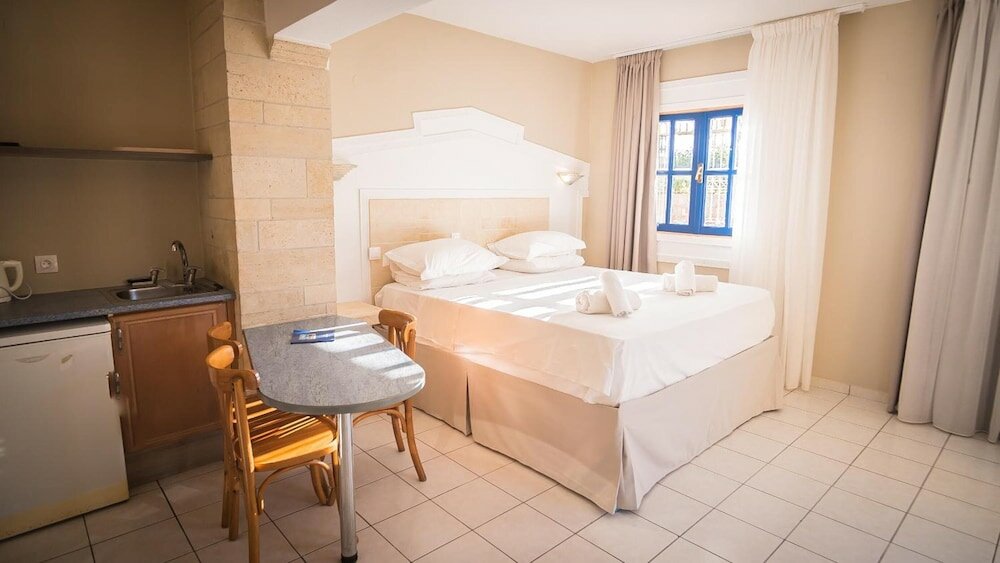 Фото Parthenis Hotel & Suites