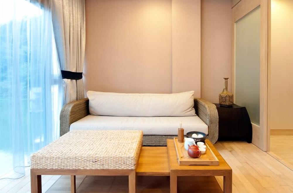 Фото Lakeside Resort Hotel