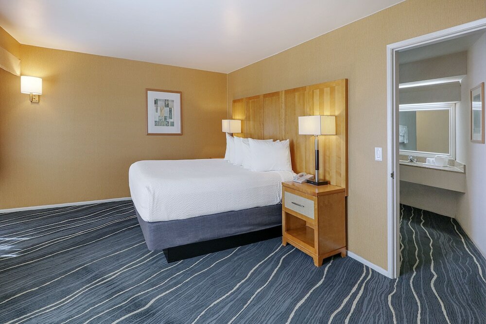 Фото Ramada by Wyndham Costa Mesa/Newport Beach