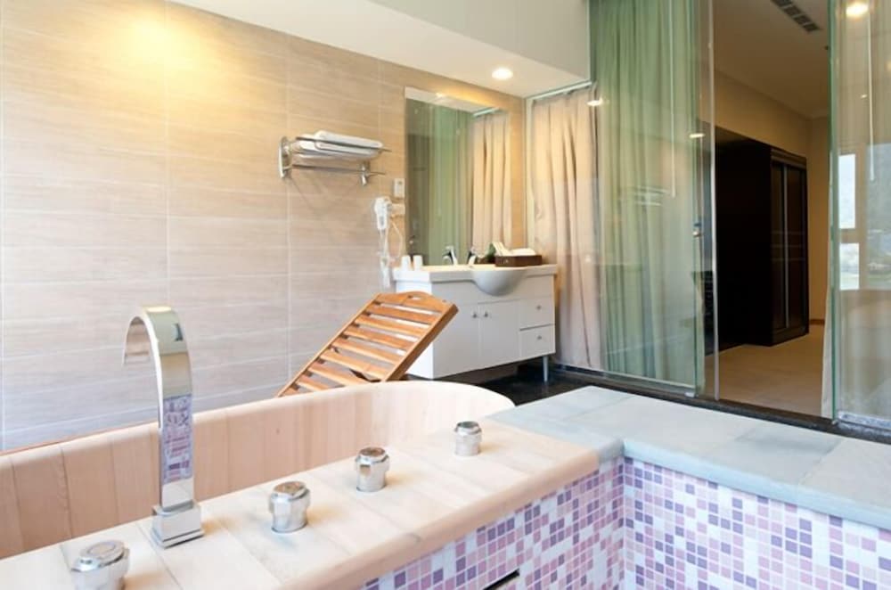 Фото Lakeside Resort Hotel