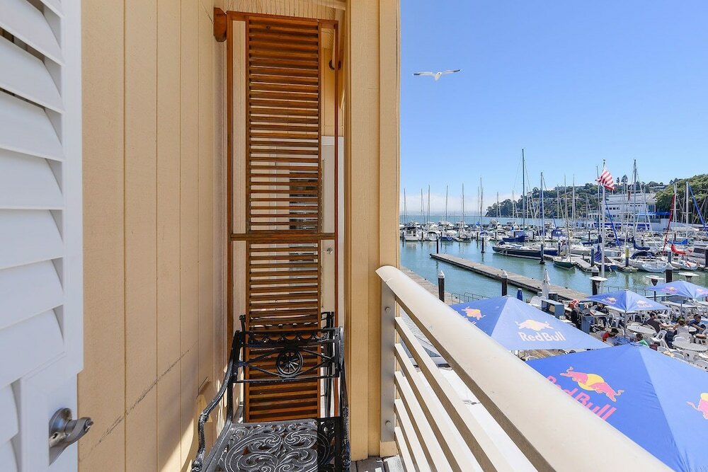 Фото Waters Edge Hotel