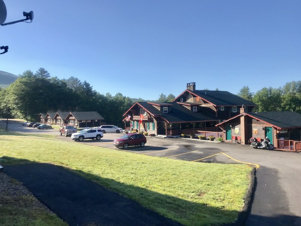 Фото Swiss Chalets Village Inn