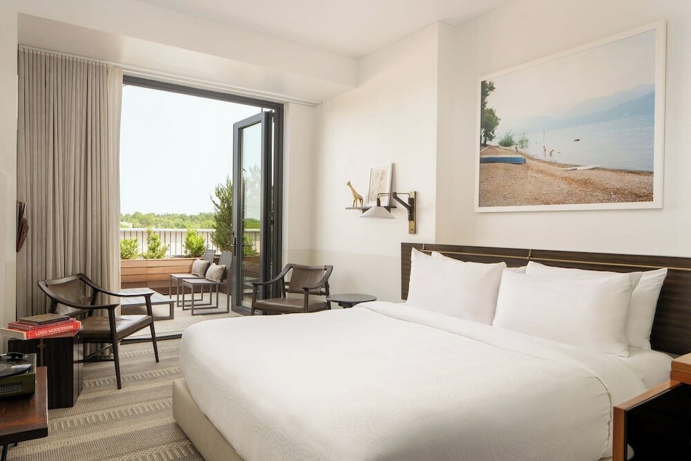 Фото Halcyon - a hotel in Cherry Creek