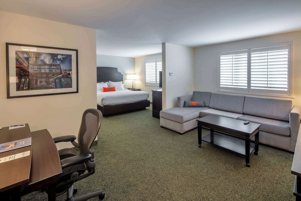 Фото Collegian Hotel & Suites Trademark Collection by Wyndham