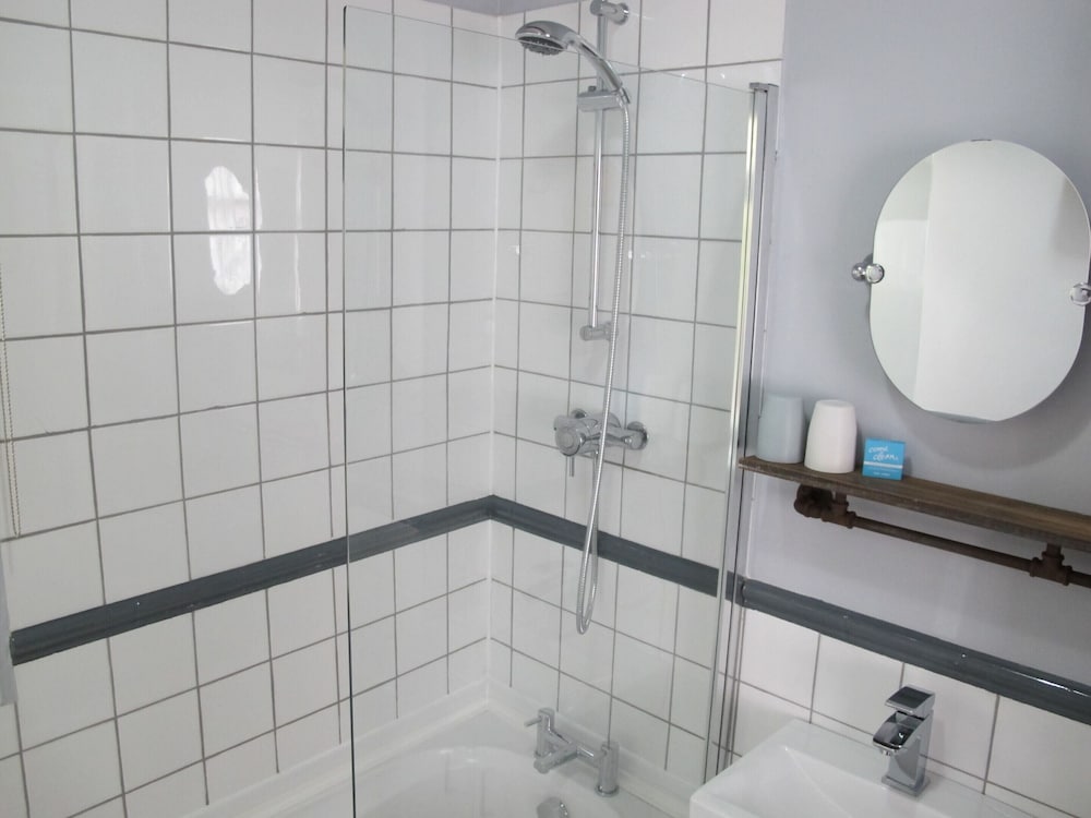 Фото Stone's Throw Guesthouse