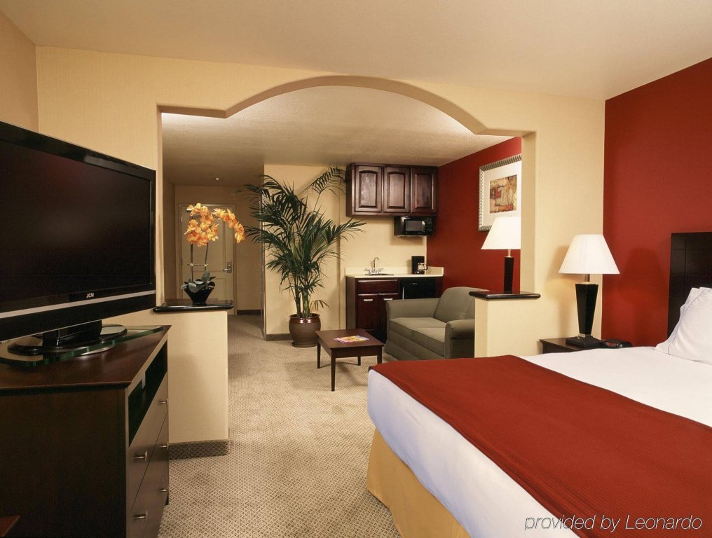 Фото Holiday Inn Express Hotel & Suites Hollywood Walk of Fame, an IHG Hotel