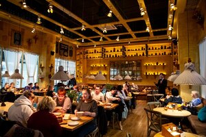 Khachapuri Pastries and wine (Nizhniy Novgorod, Betankur Street, 1) ، مطعم
