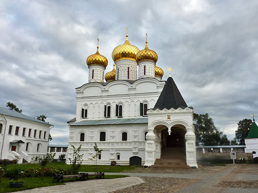 Кострома храмы и монастырь фото Панорама: Собор Троицы Живоначальной в Троицком Ипатьевском монастыре, православ