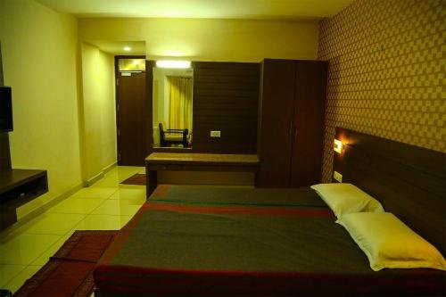 Фото Iroomz Hotel Pawan