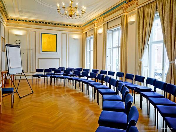 Фото The Mandeville Hotel