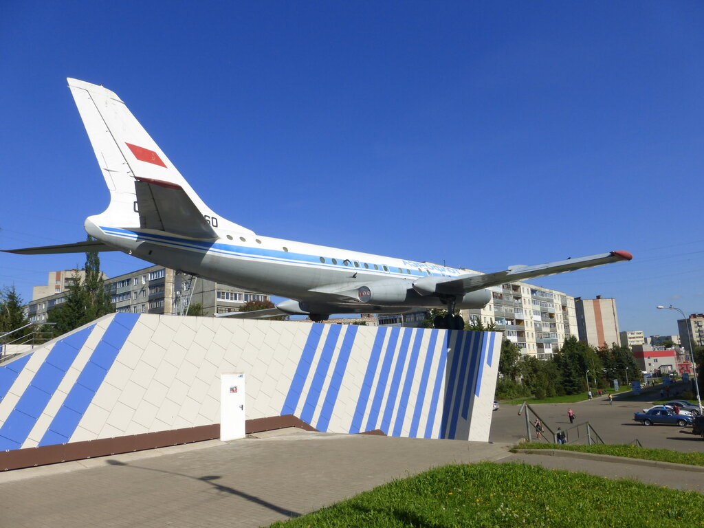 Памятник технике Самолет Ту-104А, Рыбинск, фото