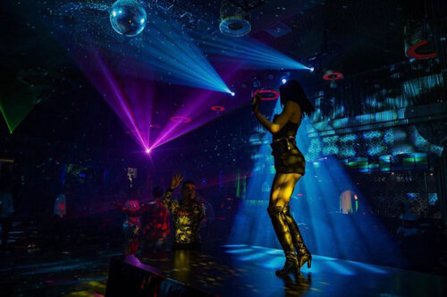 Men oz qolim bilan oz qolimni silkitaman.