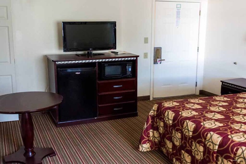 Фото Whispering Palms Inn