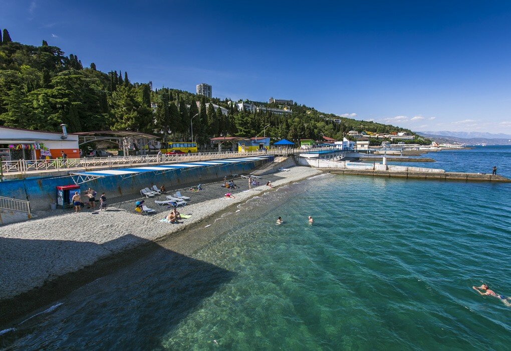 Вид на Профессорский уголок Алушты с высоты: парк, санатории и море.