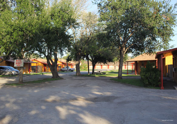 Фото Lakeside Inn & Suites