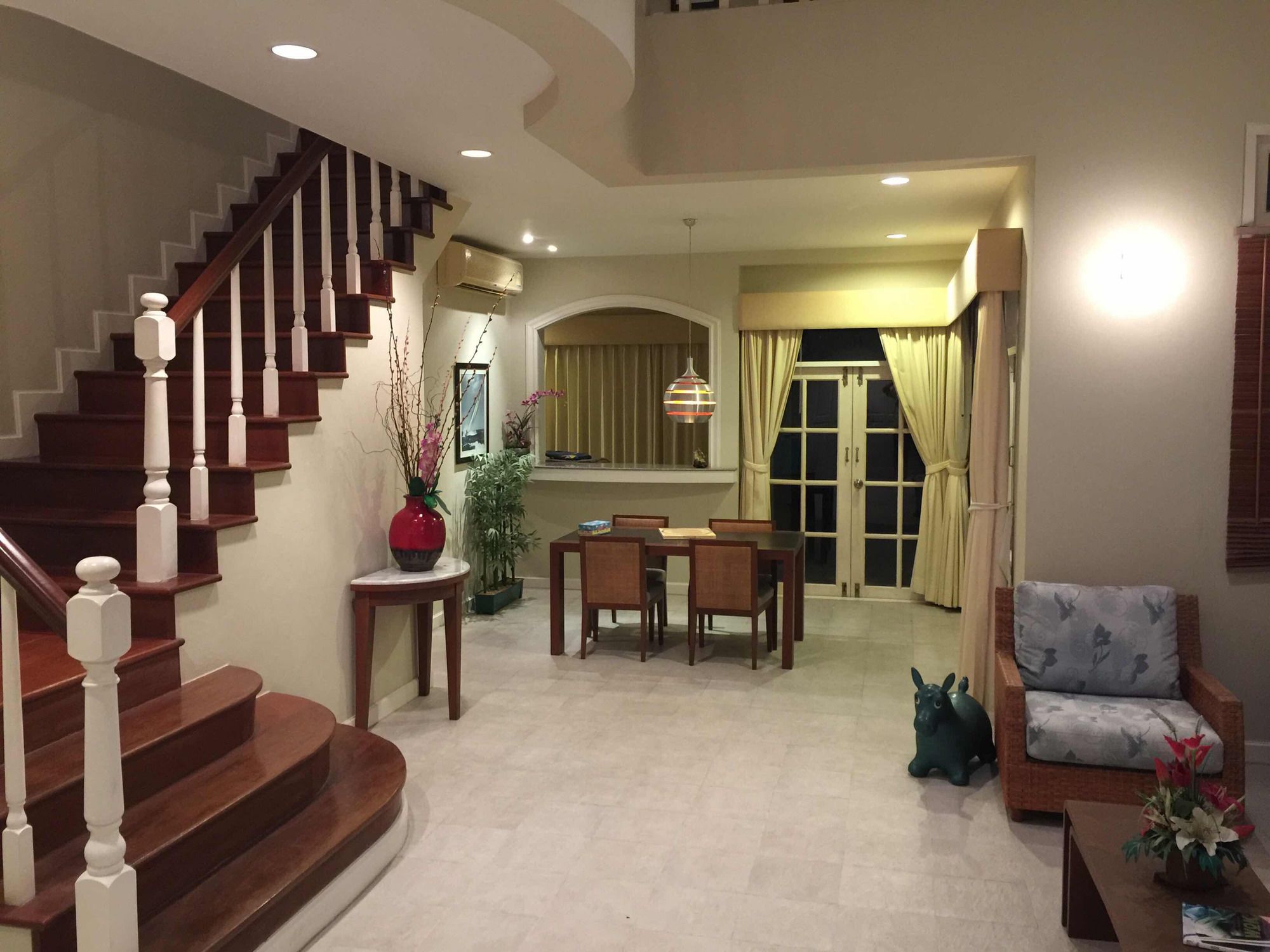 Фото Baan Dhewaran Beachfront Villa