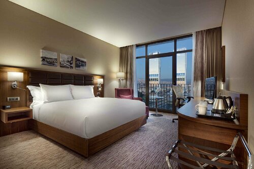Гостиница Hilton Garden Inn Izmir Bayrakli в Каршияке
