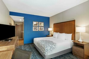 Гостиница La Quinta Inn & Suites by Wyndham Kansas City Beacon Hill