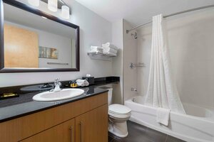 Гостиница Best Western Plus Airport Inn Suites