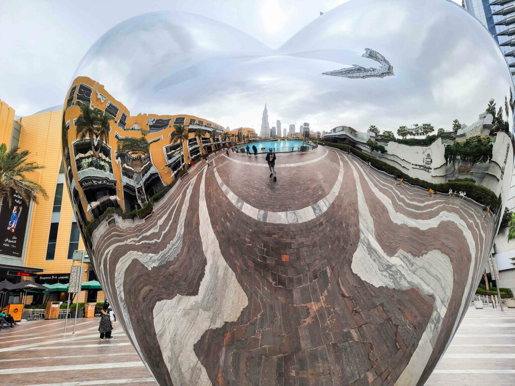 Genre sculpture Heart, Dubai, photo