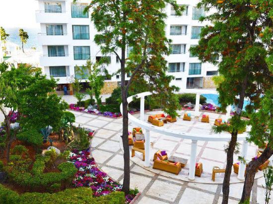 Фото Jasmine Court Hotel & Casino