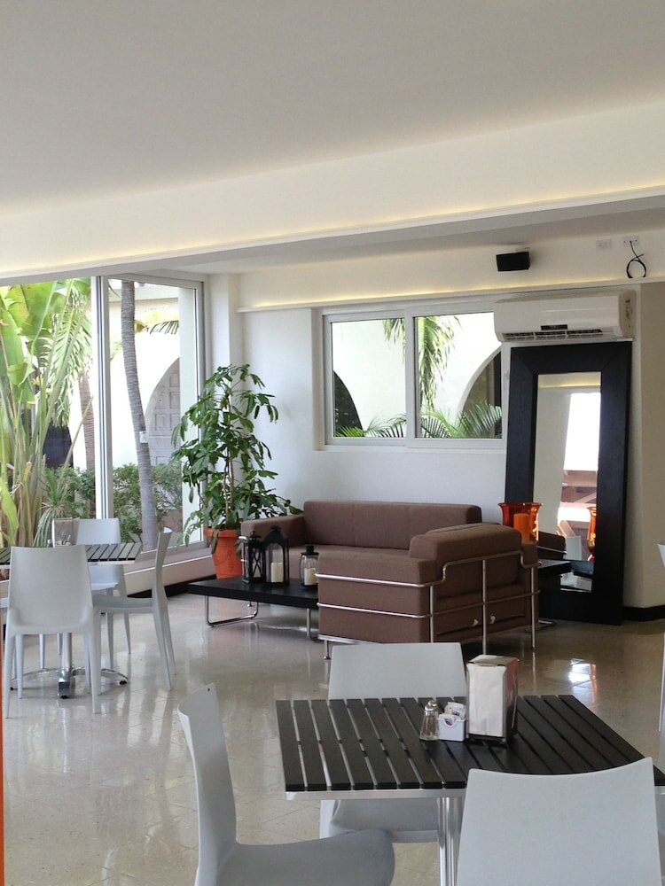 Фото Talk of the Town Hotel and Beach Club