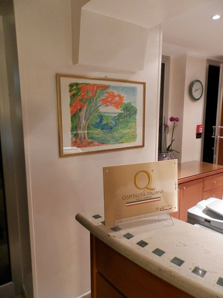 Фото Augustus Hotel